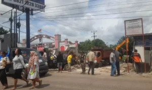 Potret proses eksekusi sebidang tanah di jalan raya Parung-Gunung Sindur Bogor. (Bogor Times/Usman Azis)