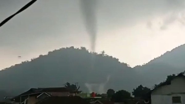 tangkapan-layar-kejadian-angin-puting-beliung-di-sukabumi_169